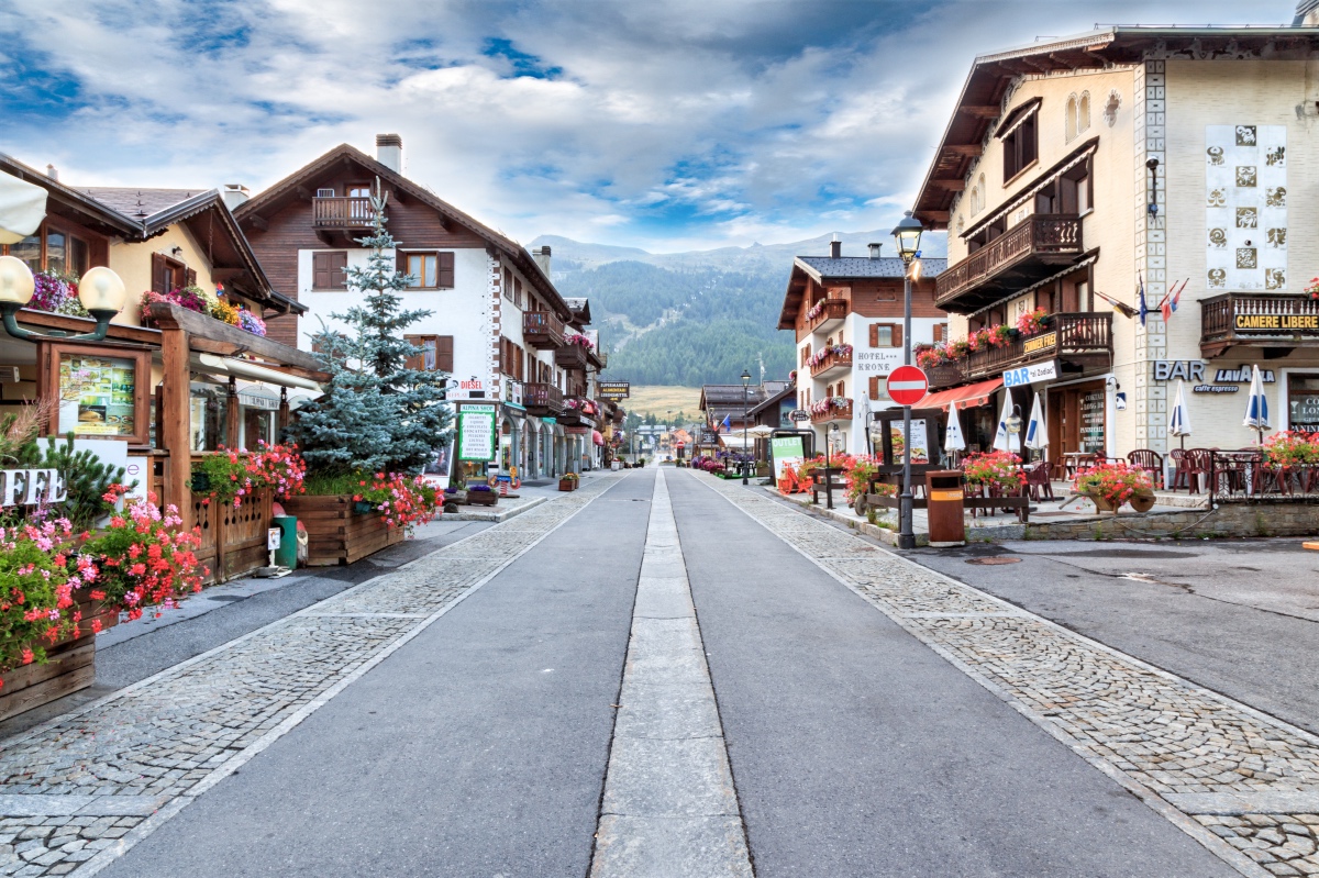 Livigno Italy, Ski village. Apres ski in livigno Italy.